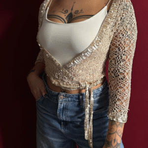 Casaquinho de crochê com paetês RÜGE Brechó